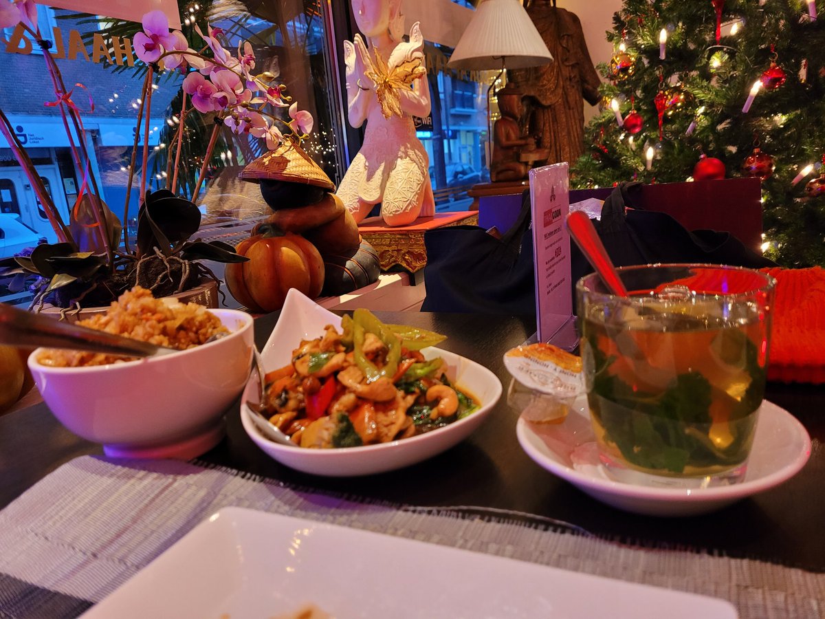 UrmilaJagroep's tweet photo. I ♥️ Thai food!

#Thai #Food #ThaiFood #Tofu #RedCurry #ThaiBasil #Rawit #FishSauce #Garlic #Rice #FriedRice #KaiPadKaprow https://t.co/FqIBrulr4Y