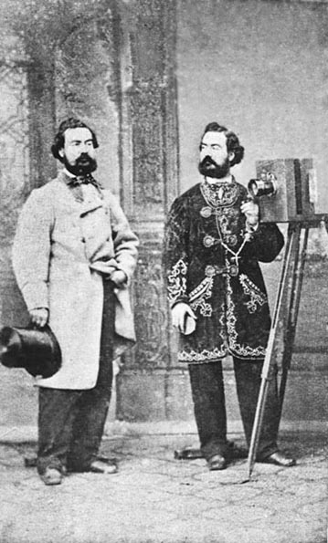 historiesdebcn's tweet photo. #TalDiaComAvui de 1896, a l'estudi fotogràfic Napoleon (la Rambla, 18), es va fer realitzar la primera projecció de cine a Barcelona amb el Cinématographe Lumière. https://t.co/YM4U9fg1S5