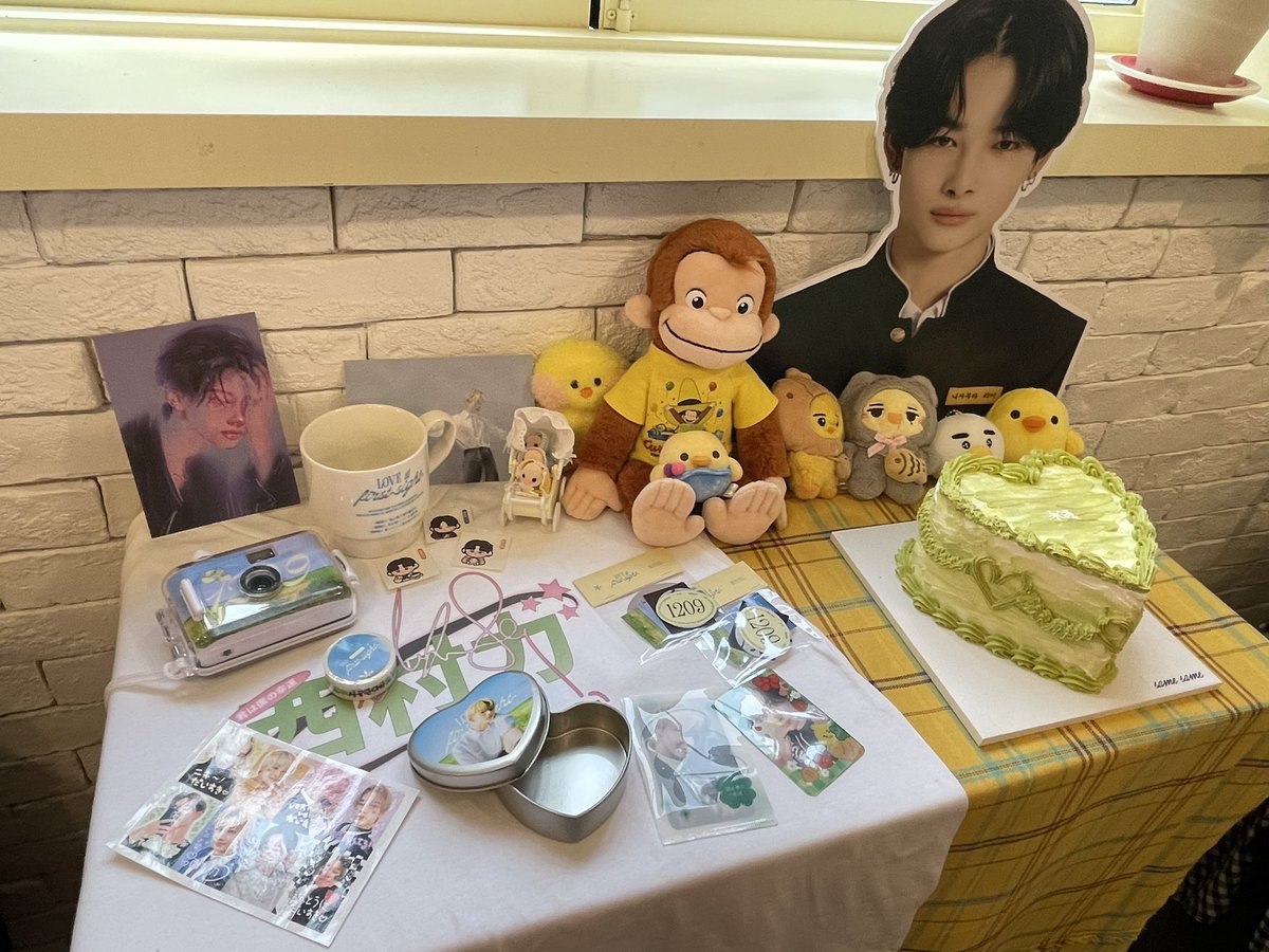 nikizzzang's tweet photo. 카페 쌔임쌔임

카페 내부가 니키로 가득 차있어서 행복했어요...♡ 케이크도 맛있고 특전도 너무너무 이뿌고 소소하게 즐길 ��리가 많아서 좋았던☺️ 이벤트 열어주셔서 감사해요👍👍

같이 와준 이션군께도 감사를..

#역시_니키밖에_안_보여
#ニキを永遠に愛してる https://t.co/lSMWUYThpC