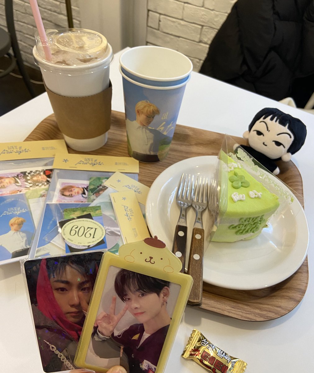 nikizzzang's tweet photo. 카페 쌔임쌔임

카페 내부가 니키로 가득 차있어서 행복했어요...♡ 케이크도 맛있고 특전도 너무너무 이뿌고 소소하게 즐길 ��리가 많아서 좋았던☺️ 이벤트 열어주셔서 감사해요👍👍

같이 와준 이션군께도 감사를..

#역시_니키밖에_안_보여
#ニキを永遠に愛してる https://t.co/lSMWUYThpC