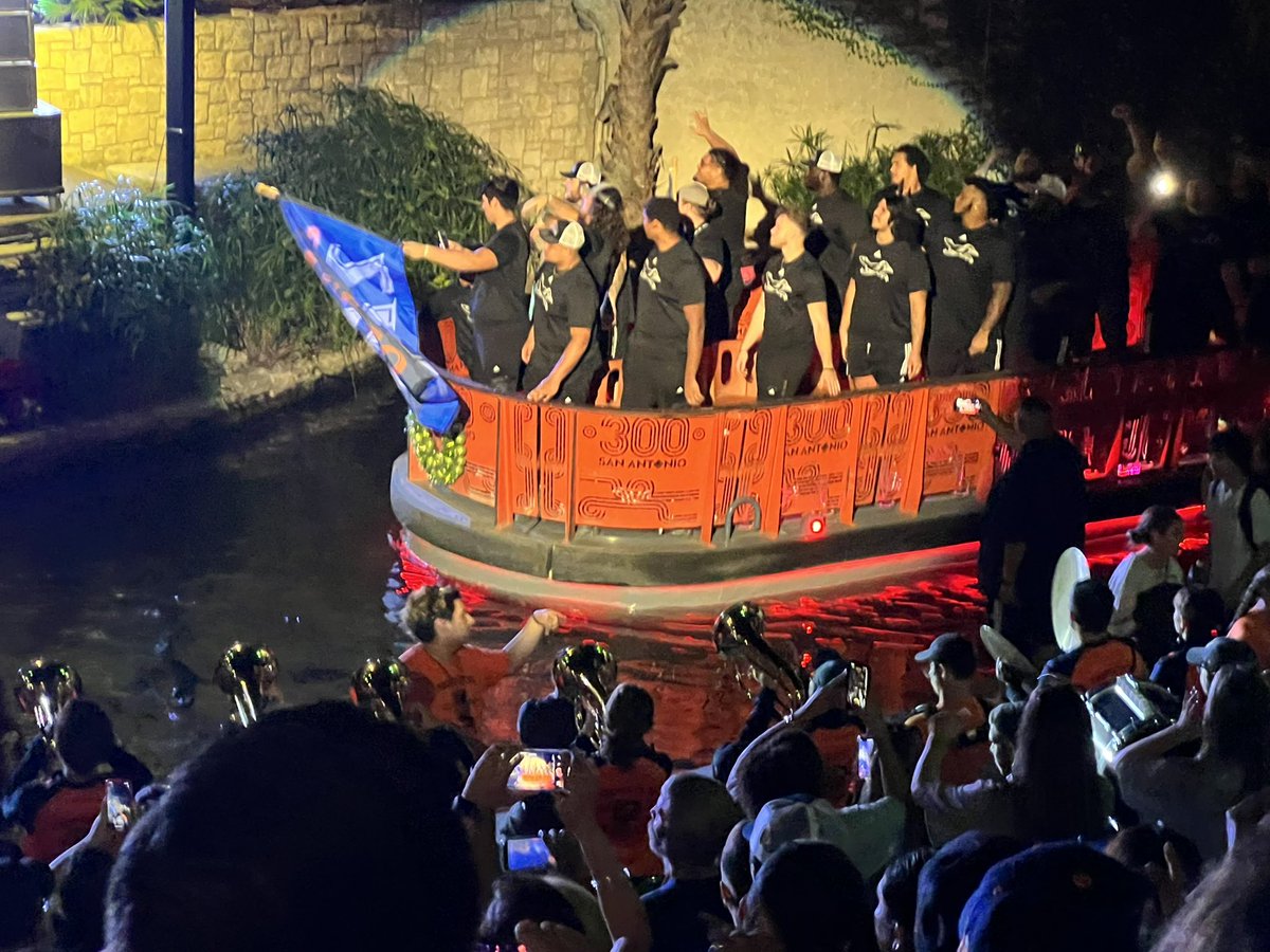 Celebrating our Back to Back Conference Champions Roadrunners at the Rowdy Rally River Parade.  @210GraphJunkie <a href="/susan9327/">Susan ⚓️</a>