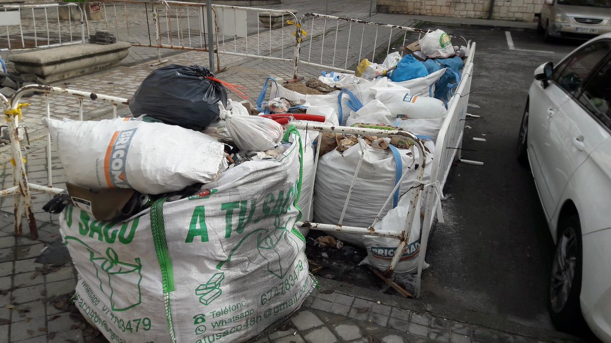 Buenos días <a href="/Lineamadrid/">Línea Madrid</a> Esta es la decoración navideña que tenemos en el barrio de Begoña, gracias a la empresa Elecnor que no se molesta en concluir la obra de soterramiento de las líneas eléctricas que lleva ejecutando desde el verano. Así luce la calle Marcos de Orueta 2