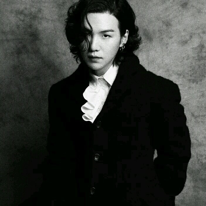 psychospringday's tweet photo. Que hermoso se ve 😍 Min Yoongii sabe cómo ponernos a sus pies así de precioso y de elegante https://t.co/GxEK2T21rs