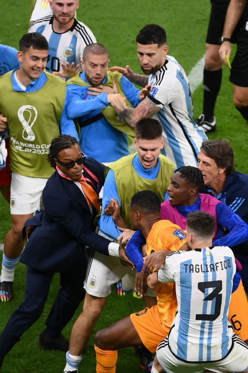 Papu: que te pasa boludo 
Otamendi: anda para allá
Foyth: AAAAA
Dybala: siiii por fin entre a la cancha😁😁