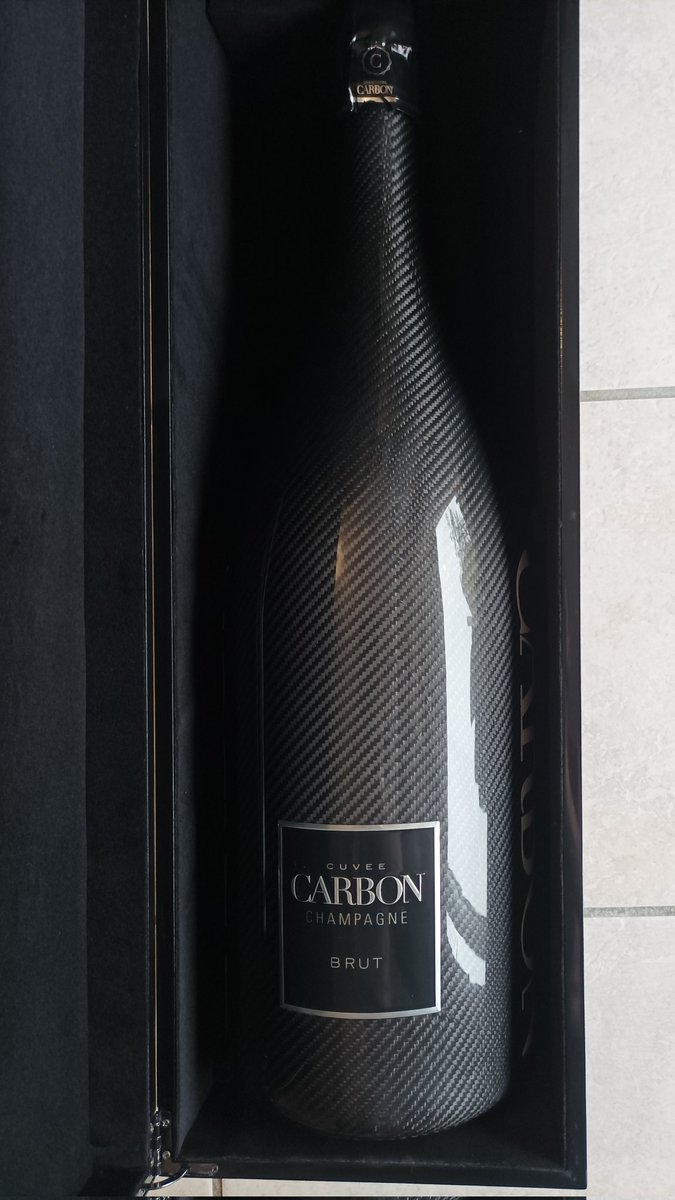 ddd_web3's tweet photo. I just received the bottle attached to the NFT @winebottleclub.
And what can I say? What a bottle! It's simply beautiful. An incredible gift.
Thanks to all the team and all the club members for this adventure.

#WBC #wineclub #web3community  #web3 #MathusalemCarbon https://t.co/PodEKtlqfX