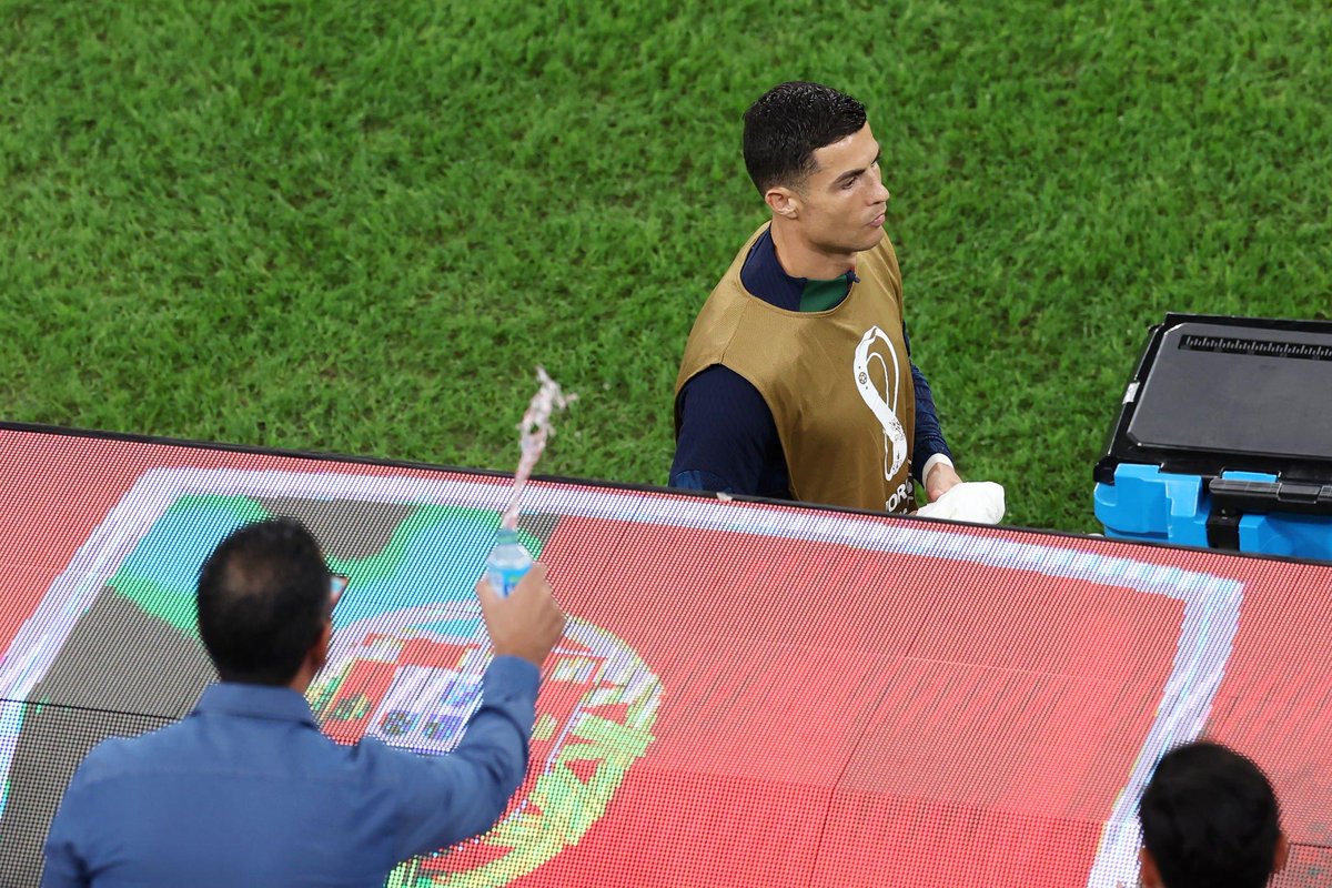 Um adepto atirou água a Ronaldo e foi expulso do estádio.