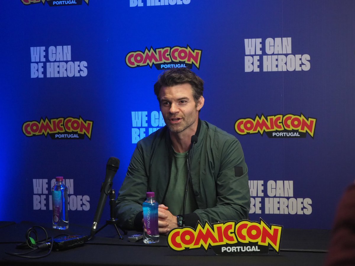 CatherineComTH's tweet photo. “A couple of super bocks and i’ll slap you sexy” - Daniel Gillies na conferência de imprensa da Comic Con Portugal 🤭

Artigo em breve no site do @seriesdatvpt https://t.co/KVQyin6LQb
