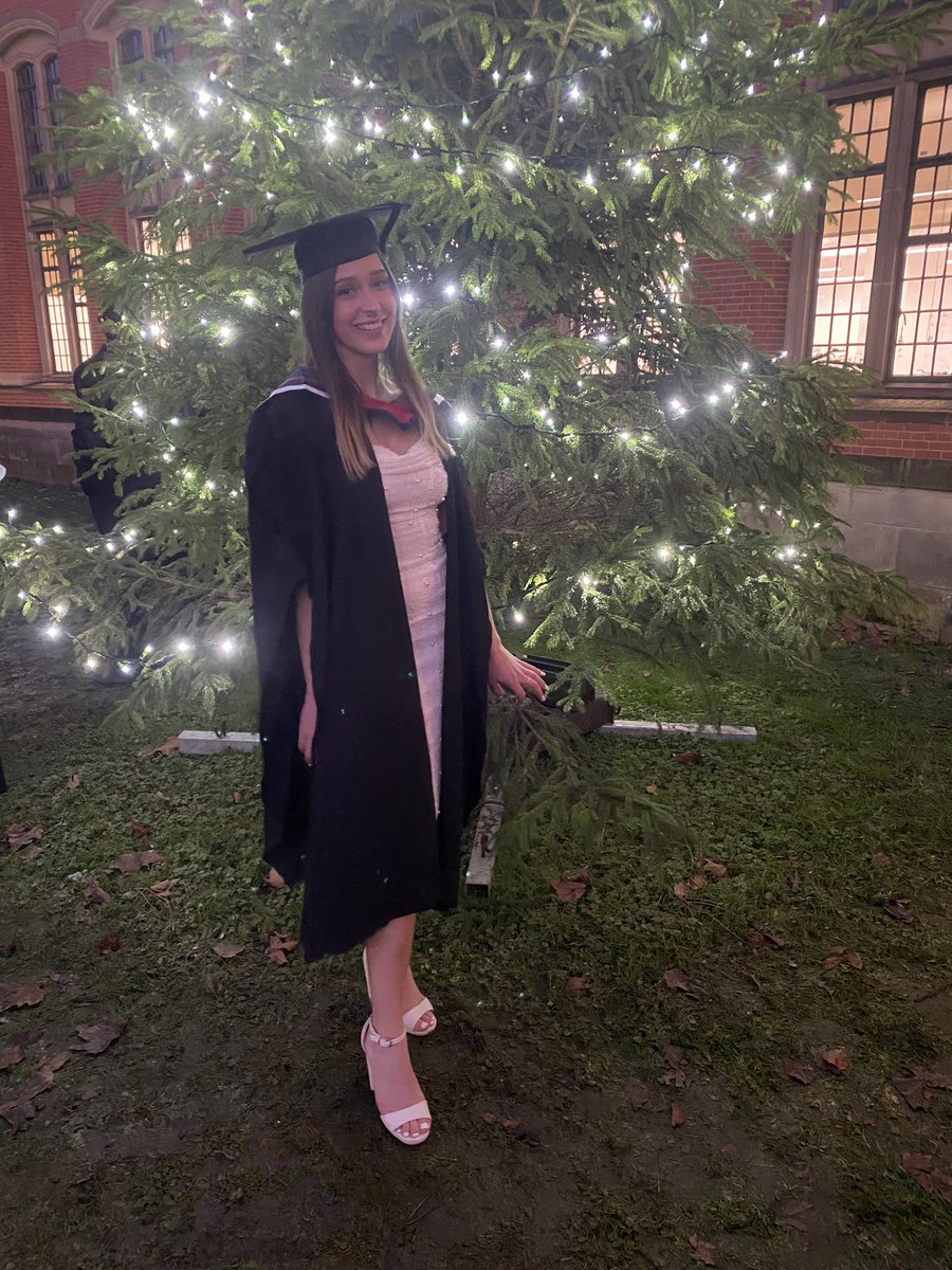 MissWilson318's tweet photo. Can’t believe I’ve had 2 graduations in one year and neither were in a temperature above 3 degrees🤣

Very grateful for such a wonderful day with family and friends🤍 https://t.co/LuHZpBZi0a