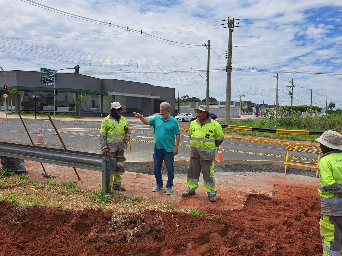 jorgeaseba's tweet photo. Neste sábado (10), vistoriei o reparo no aterro do viaduto sobre a Péricles Belini. A obra está na fase final de aterramento. O grande volume de chuva do último domingo provocou o deslizamento de terra no local.
#OTrabalhoNãoPara #JorgeSeba #Votuporanga https://t.co/m7SPImSifW