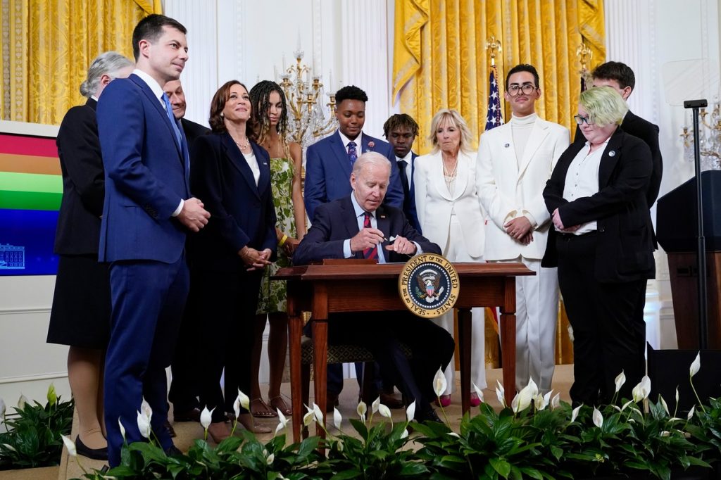 libertatea's tweet photo. Căsătoriile între persoanele de același sex, protejate de o lege adoptată de Congresul SUA. Biden spusese în urmă cu 10 ani că acest pas va fi "inevitabil"

#ştiri #știriexterne #congresulsua #lgbt #suastateleunitealeamericii #joebiden #nancypelosi https://t.co/cvFQ6Eqf5w https://t.co/ttzDas0URp