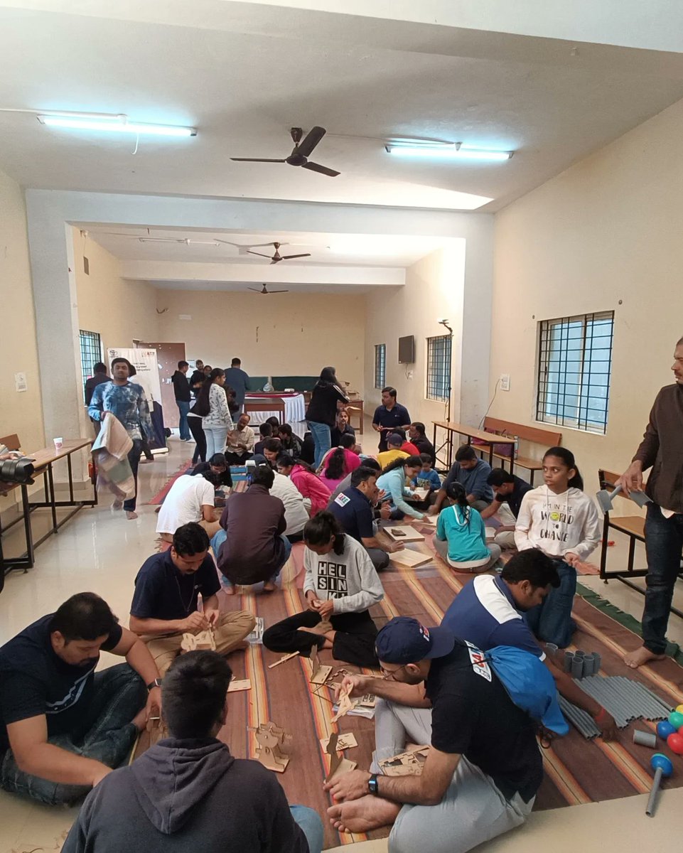 schoolbellvoice's tweet image. SchoolBell an initiative of Campus 2 Community &amp;amp; Toyota ICARE team had organised a science models making event at KPS Sarakki public school and models were handed over to the school to enhance the learning experience of students.
#ThinkAndTinker
#schoolbell 
#yuvakasangha