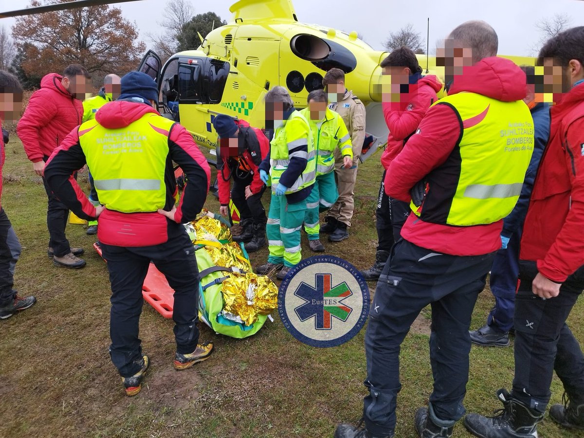 eus_tes's tweet photo. Rescate en #Gorbea, aviso tiempo dependiente, acuden helicóptero #Tango0 de @osakidetzaEJGV, #ambulancia #SVB de @GrupPau, @BomberosAraba, @ertzaintzaEJGV y @UvrErtzaintza https://t.co/vbkiqf5DpC
