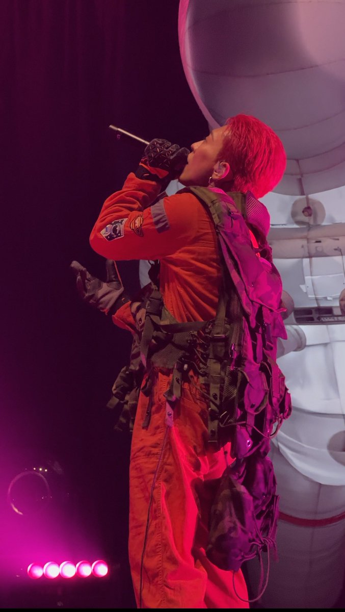 dananapeach's tweet photo. #DPRinKL #DPRRegimeTourinKL #DPRLive 

His stage presence was no joke https://t.co/nnqhAjTXdZ