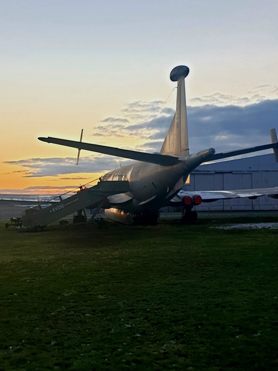 Robhereagain's tweet photo. At another @thresholdaero evening event at Coventry to see @avroshackleton which is conveniently parked next to @NimrodXV232 #ThresholdHour https://t.co/8QmDSuX0r3