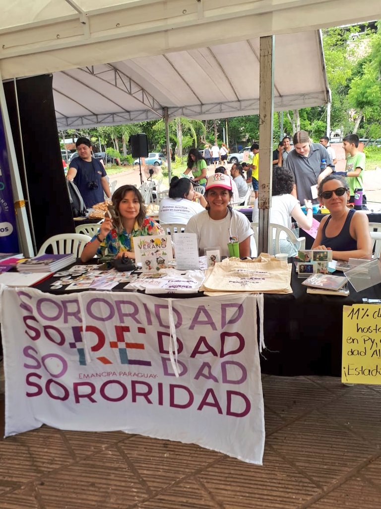 RevistaEmancipa's tweet photo. En el día internacional de los Derechos Humanos, #EmancipaParaguay estuvo presente en la feria de organizaciones sociales impulsada por la @Codehupy99 así como en la feria de la @laredagroecologicapy en la plaza Italia. https://t.co/MoacHCopSw