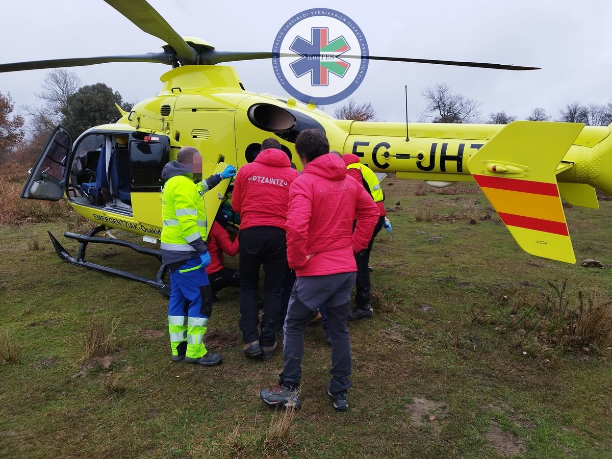 eus_tes's tweet photo. Rescate en #Gorbea, aviso tiempo dependiente, acuden helicóptero #Tango0 de @osakidetzaEJGV, #ambulancia #SVB de @GrupPau, @BomberosAraba, @ertzaintzaEJGV y @UvrErtzaintza https://t.co/vbkiqf5DpC