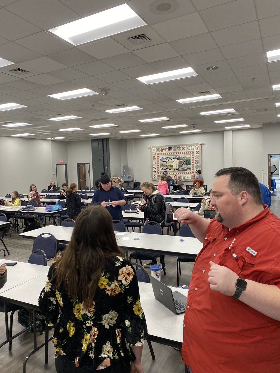 CCPSVirtual's tweet photo. Last in person learning day before Winter Break for our Elementary &amp; Middle School students. Learning, post cards to send to space, rockets, Christmas cookies, and cupcakes!

#vla #ccpsvla #onlinelearning #kyonlinelearning #ccps https://t.co/hkq3fC58HQ