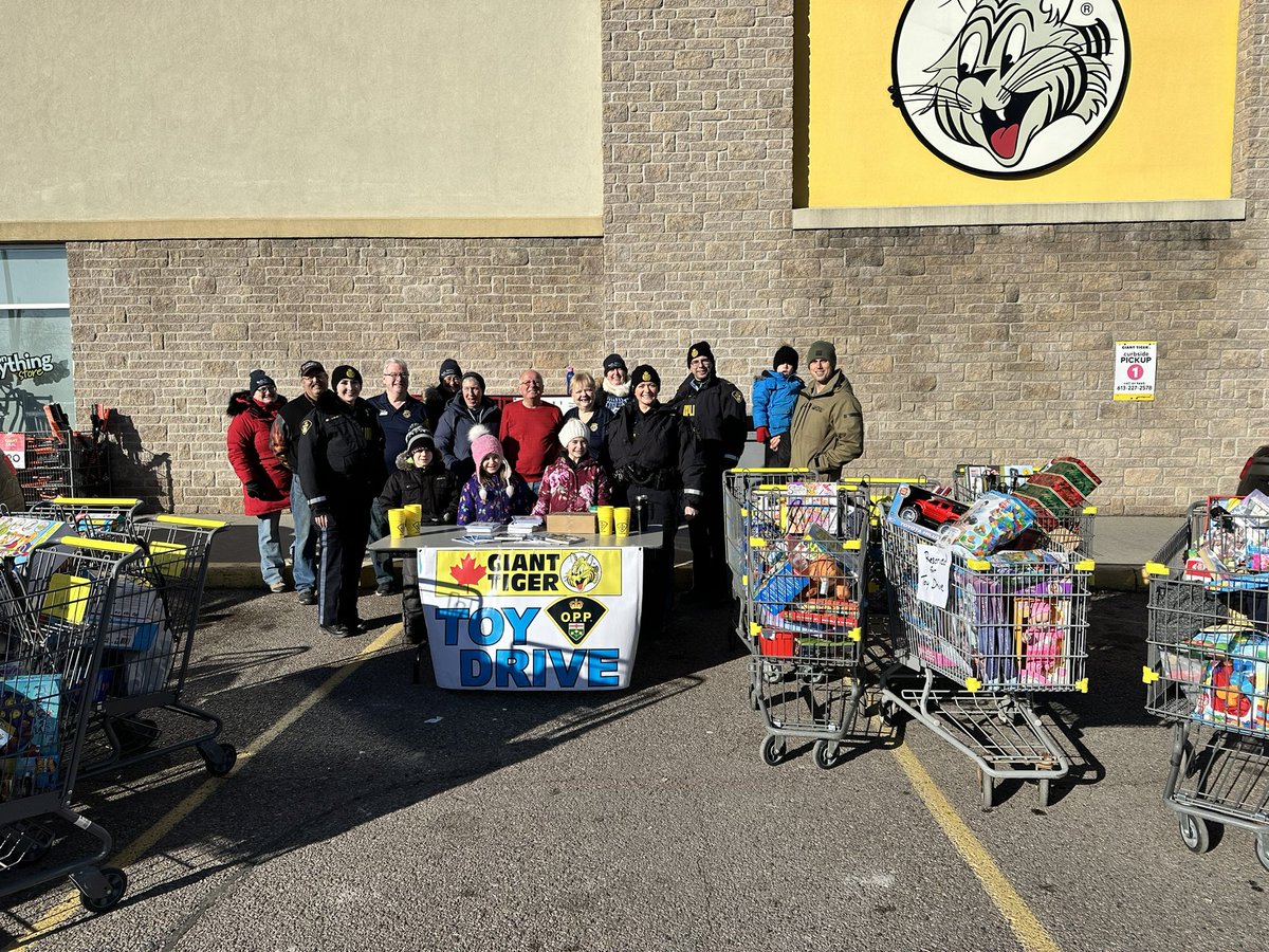 OPP_ER's tweet photo. Join the #RenfrewOPP and the #Arnprior Giant Tiger for the Annual Toy Drive today from 10am to 4pm to help donate to families in need. ^br #ToyDrive #Donate #Community https://t.co/1jzsiLOHx6