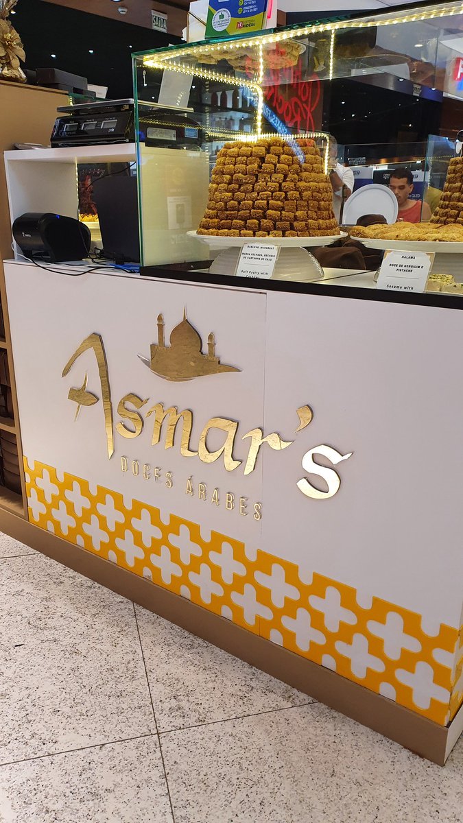 felipecoazz's tweet photo. abriu um quiosque de doces árabes no shopping iguatemi e FINALMENTE experimentei o que o algoritmo joga na minha cara todo dia! não me arrependo de NADA!! 🥵🥵🤌🏼 https://t.co/A7FuY9lIlg