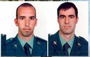 patton_b_v's tweet photo. Los @guardiacivil Carlos y Diego fueron asesinados por ETA en julio 2009

Carlos había sido Cabo del @EjercitoTierra y siempre había colaborado en el montaje del #Belén que tradicionalmente monta el Regimiento de Transmisiones 22

Por eso motivo es soldado de honor del #RT22

DEP https://t.co/RJve0RdBPZ
