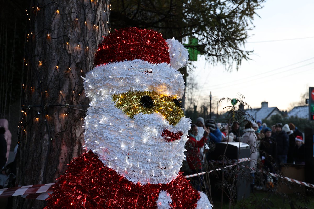 Lovely festive atmosphere in Foxrock for Santa's arrival to the village. Thanks to all the volunteers and businesses for organising the event.  

Please support our businesses this Christmas by shopping local where possible 👍