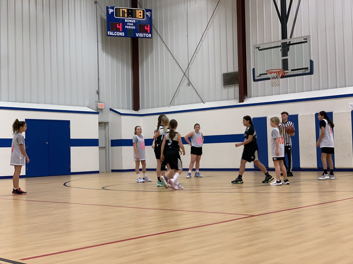 LBAElite21's tweet photo. 5th grade girls got an Early W to start the day in the LK. #W’s #BeElite #LKHoops https://t.co/YASeMa5wEI