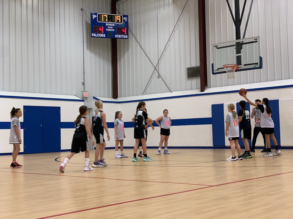 LBAElite21's tweet photo. 5th grade girls got an Early W to start the day in the LK. #W’s #BeElite #LKHoops https://t.co/YASeMa5wEI