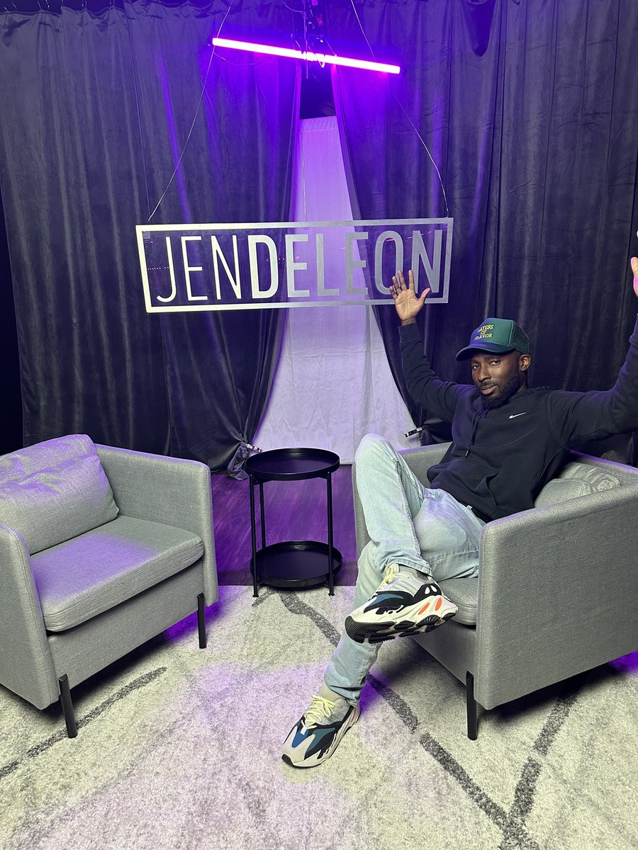 iamluxsta's tweet photo. Got the opportunity to sit down a few weeks ago wit the goat @Jen_Deleon Da Great! We talked about the project &amp; a few other dope topics then after the interview I showed her how to throw up the West Coast 😂 great vibes/classic moment. #InterviewOnTheWay https://t.co/xXBC6Uz80B