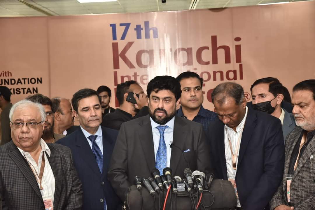 NA220MQMPK's tweet photo. کتابیں علم کی کنجی ہوتی ہیں سوشل میڈیا کے باعث کتب بینی خطرناک حد تک کم ہوگئی حالانکہ عصر حاضر میں بھی کتابیں اپنا ثانی نہیں رکھتی ہیں، گورنر سندھ

گورنر سندھ کامران خان ٹیسوری کا ایکسپو سینٹر کا دورہ 17 ویں کراچی انٹرنیشنل بک فیئر میں شرکت کی

@KamranTessoriPk @MQMPKOfficial https://t.co/2GjhSTggOr