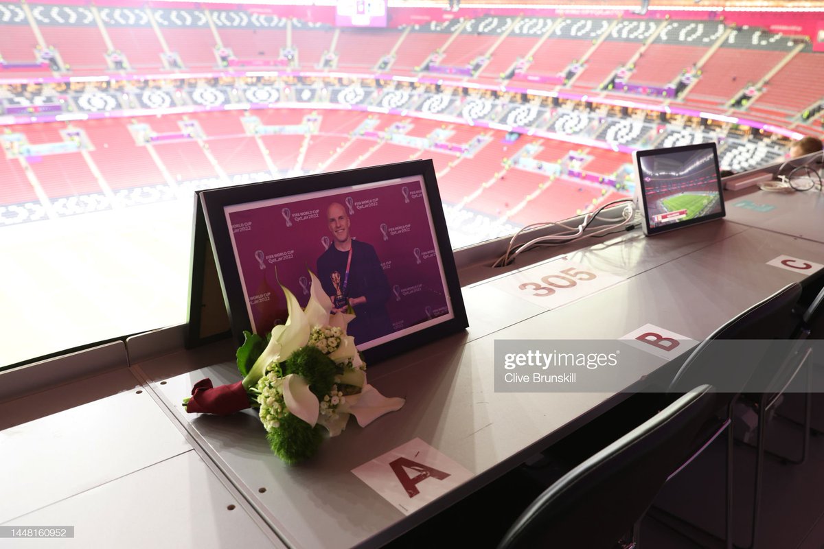 Flowers and a portrait in memory of American journalist Grant Wahl are placed in the media tribune ahead of the quarterfinal matchup between England and France. @FIFAcom @FIFAWorldCup #FIFAWorldCup 📸: Clive Brunskill