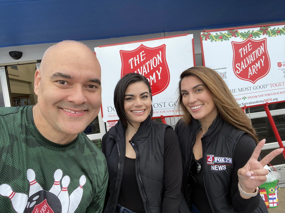 CamillaR_TV's tweet photo. #ParadeofKettles2022 ♥️🎄 
. @KABBFOX29 @salarmysatx @Simone_DeAlba @BradMayhar https://t.co/piXJT2zFWo