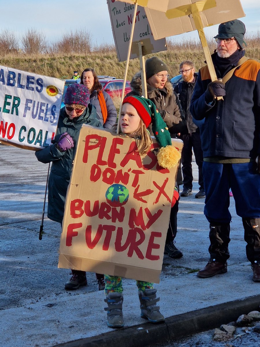 Out campaigning on a bitterly cold day in #Cumbria this young person was saying a very clear No! to @michaelgove, about his proposal for a new #CoalMine in #Whitehaven.
Think of her future!
#KeepItInTheGround
#NoToFossilFuels
#ClimateEmergency
#ClimateBreakdown
Photoby @CatbytheC