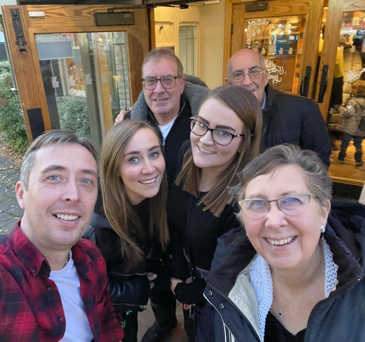 richard_price2's tweet photo. Hello from the fam! With @charLUTprice @LauraMayPrice 🎉🥳🥳🙌🏻 https://t.co/d7dmylCet8