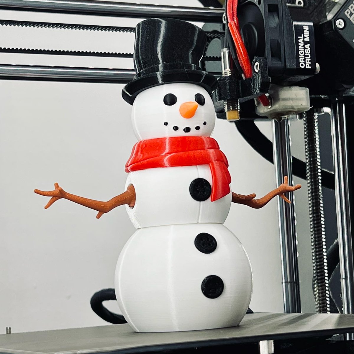 HATCHBOX3D's tweet image. He has cometh 🏂

Frosty is looking Mighty Fine this Christmas in his 3D printed form by 📸: @natesamson14 using our Hatchbox PLA!

How long do you think it&apos;ll take for him to melt?

#hatchbox #hatchbox3d #christmas #3dprint #3dfilament
