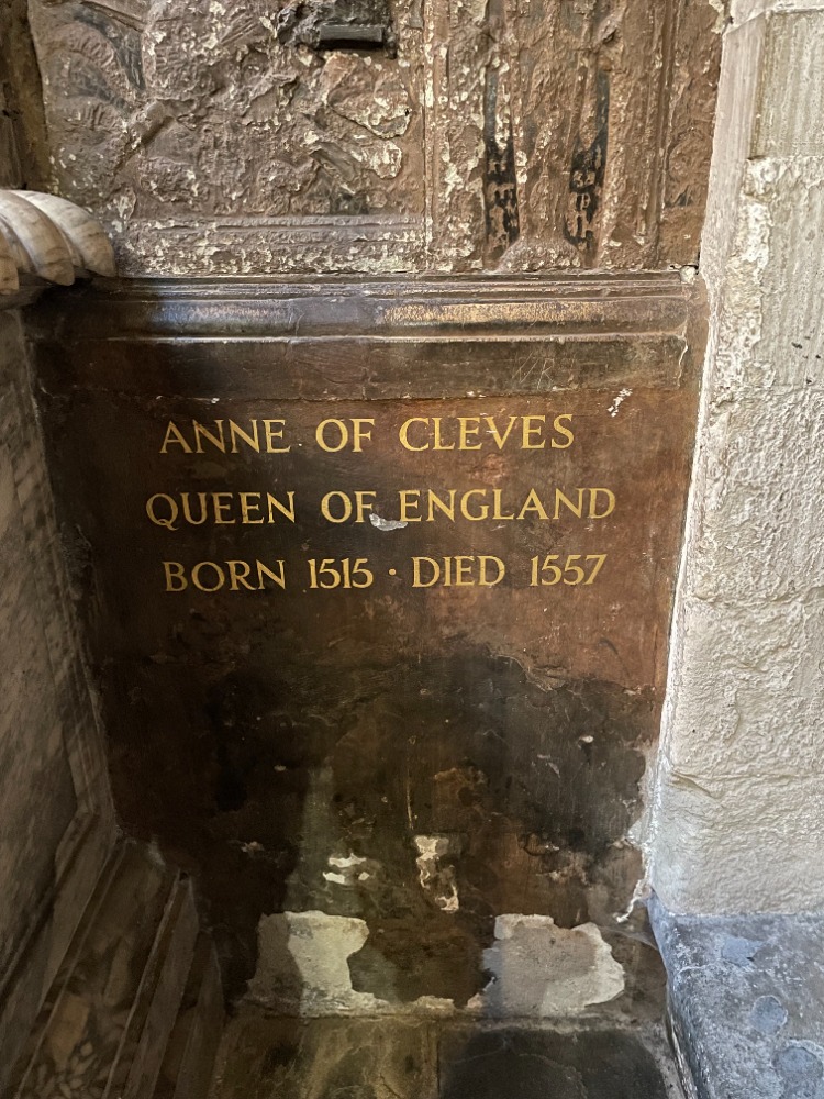 A rather splendid shot of the discreet little tomb of #HenryVIII's 4th wife, Anne of Cleves, taken today in @wabbey by my better half; most people pass it without even realising it's there, this despite her being the only one of 'The Six Wives' accorded such an honour #Tudors