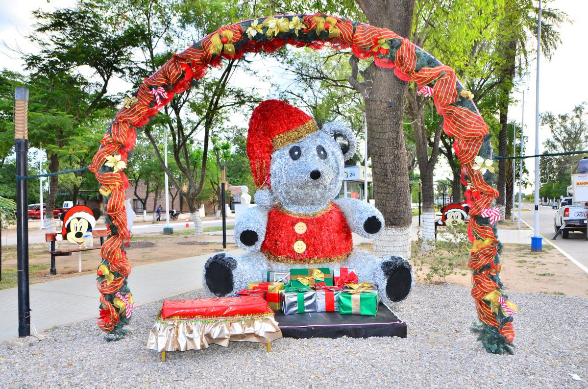 AtilioBasualdo's tweet photo. EL MEJOR ADORNO DE LA NAVIDAD ES LA SONRISA DEL PUEBLO Y ASÍ LO ACOMPAÑAMOS CON NUESTRO PASEO NAVIDEÑO 🎄✨
#LasLomitasBrilla para recibir la época mas linda del año 🙌
#AtilioBasualdo #PabloBasualdo
#GildoInsfrán #MeGustaVerteCrecer❤️ https://t.co/j1exJggyEH