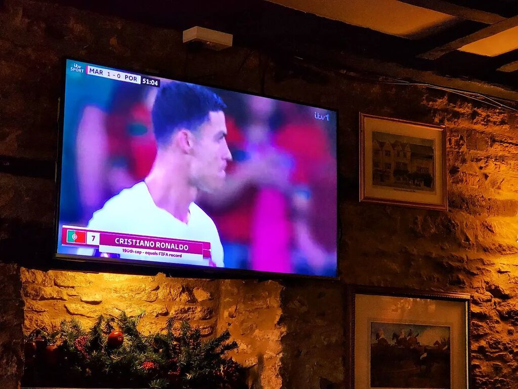 theTravelMemoir's tweet image. Ronaldo gets to go on. Will he help Portugal equalise or beat Morocco? Catching the match in a pub in Stow-on-the-Wold, in the Cotswolds.

#ttm #tech4tea #ttmUK #ttmUK2022 #t4tShotWithSamsungGalaxyS22ultra #WorldCup2022 instagr.am/p/Cl_mjEmOmMF/