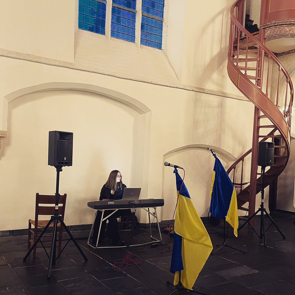 frankvisser1987's tweet photo. Vandaag was ik bij #IamUkraine, een expositie -geopend door @VanBijsterveldt @KBurgerDirven- die de vreselijke oorlog in Oekraïne 🇺🇦 met foto’s en illustraties in beeld brengt. Muziek, gesprek en Oekraïense lekkernijen brachten warmte in een niet heel warme @OudeNieuweKerk. https://t.co/STG0V0M5k5