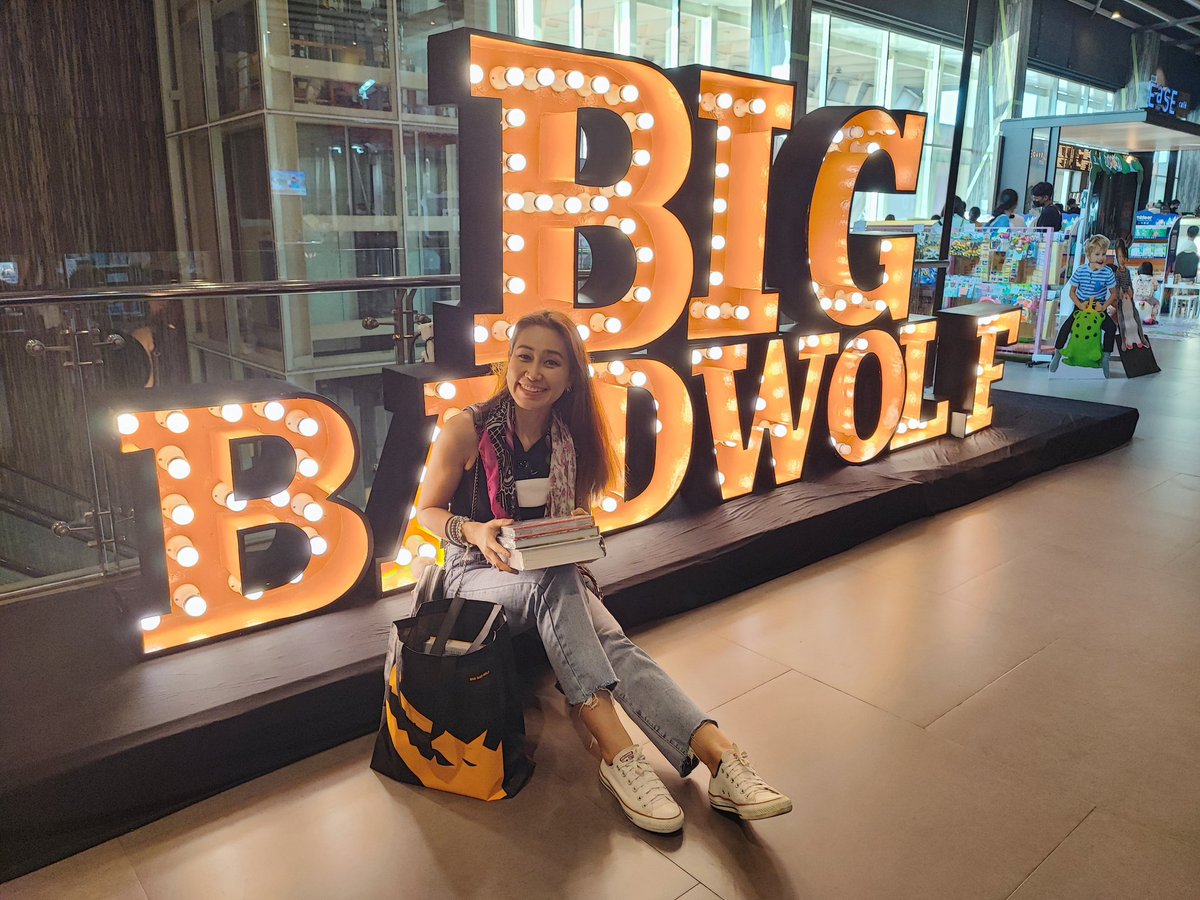 pilateswithme's tweet photo. I couldn't be happier. 📚🛒 #bookworm 

#BigBadWolf2022
#BookHaulBKK https://t.co/q8dI9Ps8YS
