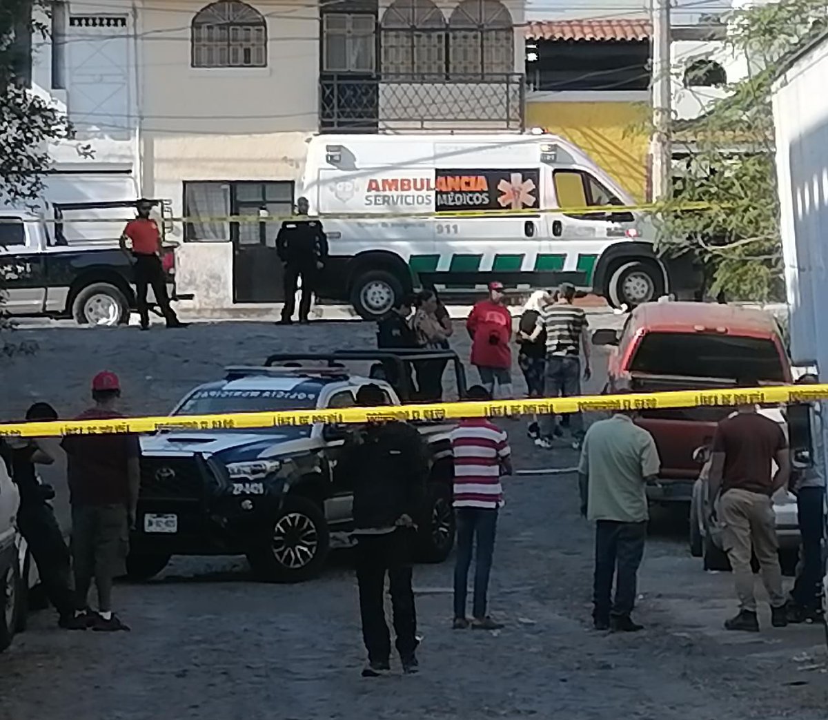Trafico_ZMG's tweet photo. #AlMomento Un joven mecánico de 17 años de edad, murió luego de ser prensado por una camioneta mientras realizaba un cambio de aceite. Los hechos ocurrieron sobre el cruce de la calle Quintana Roo y San Luis Potosí, en la colonia El Mante #ReporteZMG https://t.co/Rce4vAko30