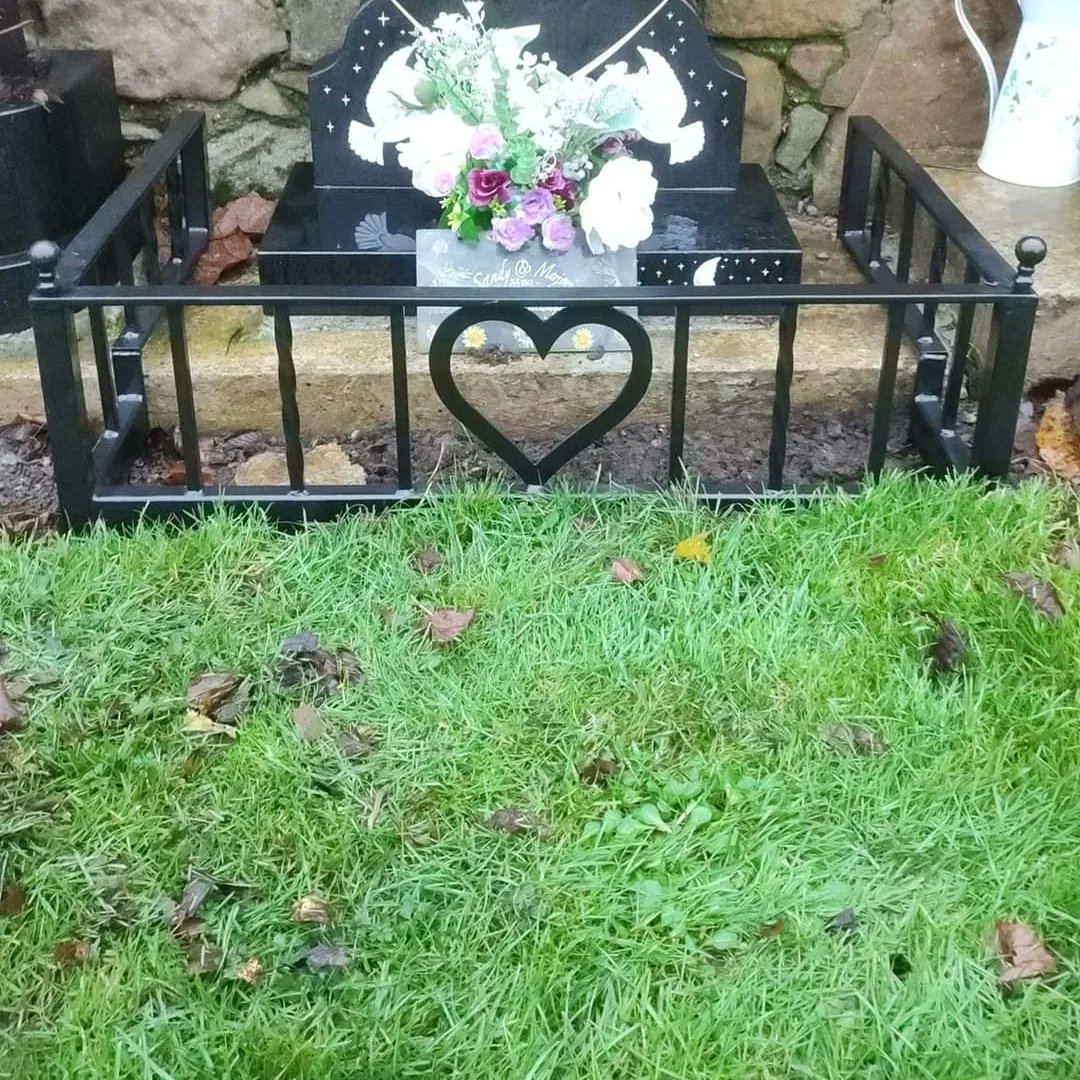 gmweldingalloa's tweet photo. Another 2 examples of the bespoke memorial fencing we do #memories #cemetery #memorial #memorialfence #graveyard #artistic #creative #handmade #bespoke #photo #edinburgh #dunfermline #fife #Scotland #stirling #falkirk #stunning #eyecatching  #rememberance #metalwork #metalworker https://t.co/m3cWOi1YVP
