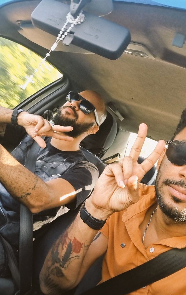 Sabe quando tá rolando "a praieira" no Carnaval e alguém no microfone fala
 "atenção policial militar! Na frente do trio!"
Essa imagem representa isso. 
<a href="/jmangueboy/">Josa Campelo</a>