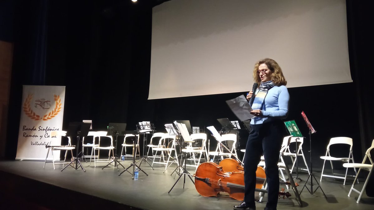 AyuntamientoVLL's tweet photo. El barrio de Covaresa pone el broche final de 2022 con un concierto de Navidad organizado por la asociación de vecinos @Asoveco 

El concejal @herreropedro ha asistido al concierto de la Banda Sinfónica Ramón y Cajal. https://t.co/RHkGUhznPy