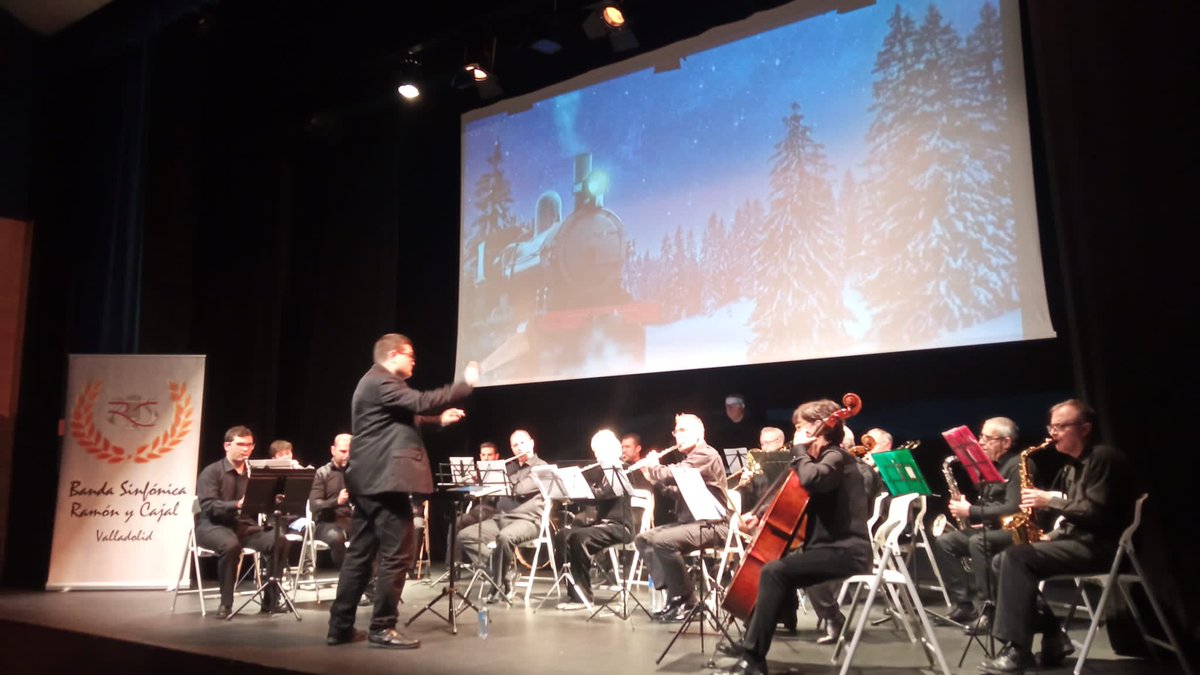 AyuntamientoVLL's tweet photo. El barrio de Covaresa pone el broche final de 2022 con un concierto de Navidad organizado por la asociación de vecinos @Asoveco 

El concejal @herreropedro ha asistido al concierto de la Banda Sinfónica Ramón y Cajal. https://t.co/RHkGUhznPy