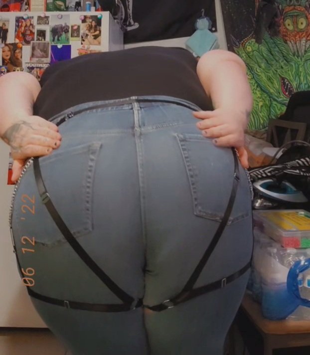 TattsScreeching's tweet photo. My ass looks mighty fine in these jeans.💋 https://t.co/G709ajgLDK