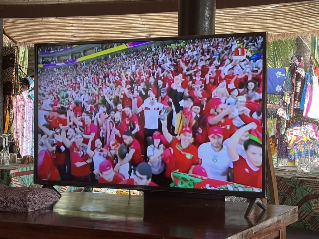 AmbSuisseMaroc's tweet photo. Explosion de joie africaine. Mon voisin ici au bar: « c’est le foot africain qui est ainsi respecté «. Le #Maroc de tous les superlatifs. Magistral. Siir siir siir #TeamMorocco #DimaMaghrib https://t.co/pjXnpgez4b