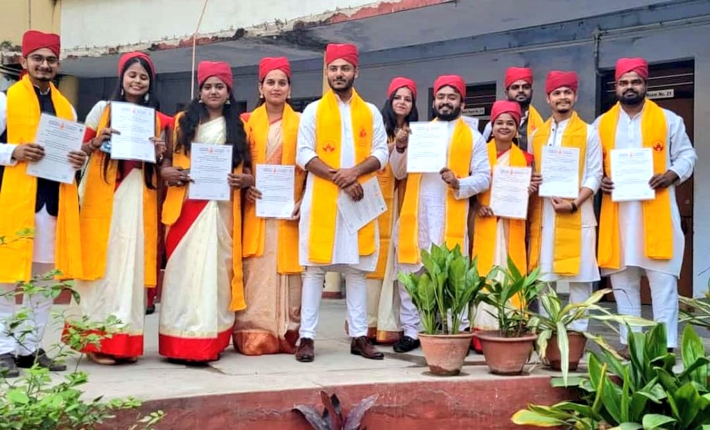 ProfSRK's tweet photo. Convocation Dress of #BanarasHinduUniversity reflects Indian Culture-Tradition-Values. I wish, All the Private &amp; Public Universities in India adopt Indian Tradition for their Convocation Ceremony.
#BeIndian #Convocation @bhupro @EduMinOfIndia @narendramodi @dpradhanbjp @ugc_india https://t.co/6AHWEFuBwk