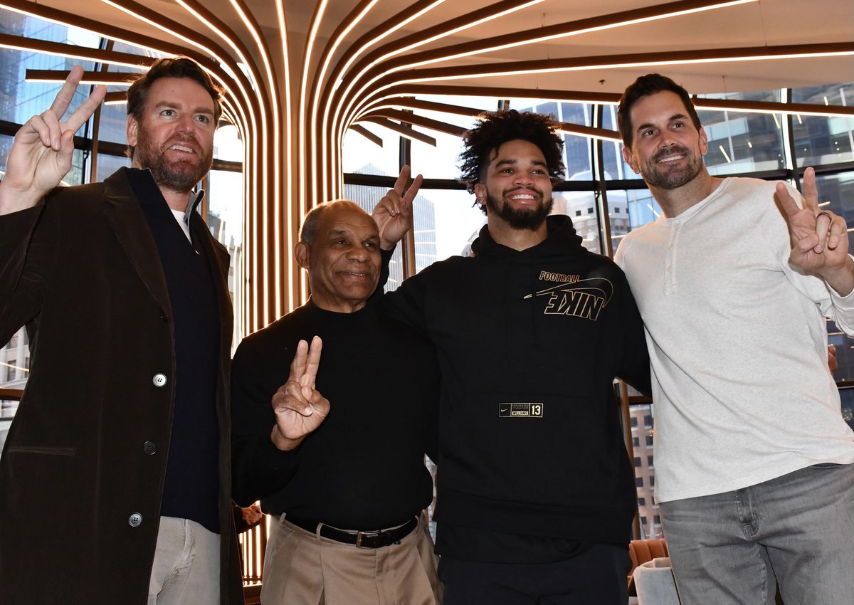 Past meets present ✌️🏆

<a href="/HeismanTrophy/">The Heisman Trophy</a>