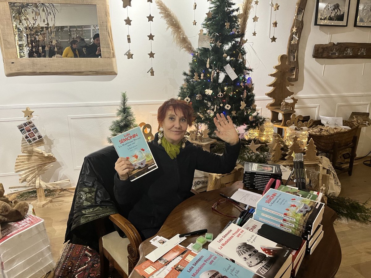 LolaSemonin's tweet photo. Dédicaces Chez la Mamie à Étuz 👵 

Un lieu magique 🎄🎁 ✨  

#dedicaces #lamadeleineproust #lolasemonin https://t.co/GN8J3znhU2