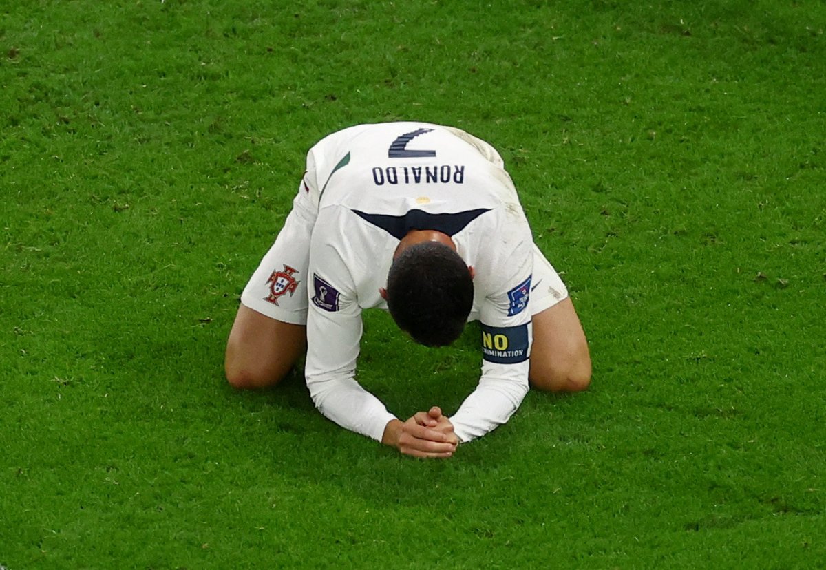 elchiringuitotv's tweet photo. 𝐀𝐝𝐢𝐨́𝐬 𝐚𝐥 𝐬𝐮𝐞𝐧̃𝐨 𝐝𝐞 𝐏𝐨𝐫𝐭𝐮𝐠𝐚𝐥. Cristiano se despide de #Catar2022. https://t.co/C3wIen2MDV